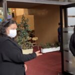 Ujieres recibiendo a la iglesia