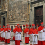 Cardenales en procesión rumbo a la Capilla Sixtina