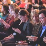 Distracciones en misa.jpg