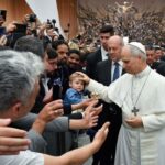 El Papa con periodistas