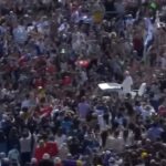 El Papa llega a la Plaza de San Pedro