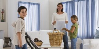 Mantener la casa limpia es tarea de todos: cómo lograrlo en familia sin imposiciones
