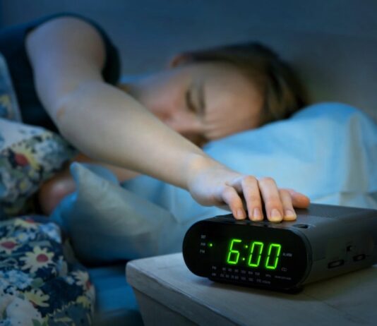 ¿Despertar con despertador es bueno o malo para tu salud?