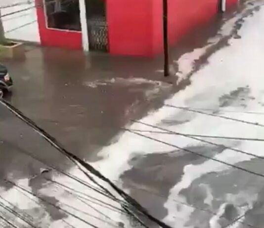 Se desborda la presa Los Cuartos en Naucalpan tras desprendimiento de tapón de basura