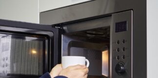¿Por qué algunas tazas salen calientes del microondas y otras no? La ciencia detrás de una curiosidad doméstica