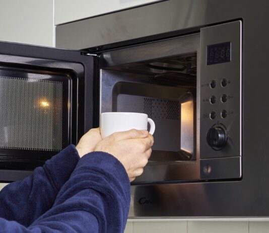 ¿Por qué algunas tazas salen calientes del microondas y otras no? La ciencia detrás de una curiosidad doméstica