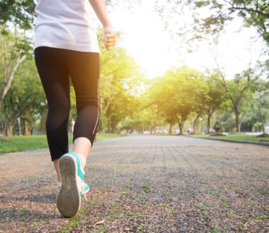 ¿Qué es mejor para ti: correr, trotar o caminar? Una guía consciente para cuidar tu salud sin riesgos