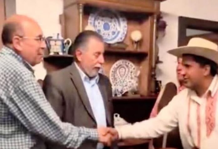 Carlos Manzo con Alasraki