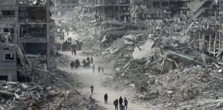 Gaza supera los 70 mil muertos: una guerra que erosiona a toda una sociedad Imagen de edificios destruidos en Gaza, con civiles caminando entre escombros, representando la devastación humanitaria provocada por más de dos años de guerra.