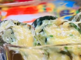 Chiles rellenos de flor de calabaza, elote y calabaza Chiles poblanos rellenos de flor de calabaza, elote y calabaza, servidos como platillo principal de cocina mexicana tradicional.