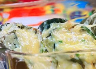 Chiles rellenos de flor de calabaza, elote y calabaza Chiles poblanos rellenos de flor de calabaza, elote y calabaza, servidos como platillo principal de cocina mexicana tradicional.