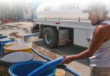 El derecho al agua y la responsabilidad de sostenerla Familia en colonia popular almacenando agua ante la falta de suministro regular.