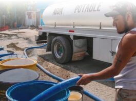 El derecho al agua y la responsabilidad de sostenerla Familia en colonia popular almacenando agua ante la falta de suministro regular.