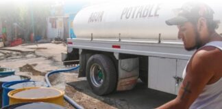 El derecho al agua y la responsabilidad de sostenerla Familia en colonia popular almacenando agua ante la falta de suministro regular.