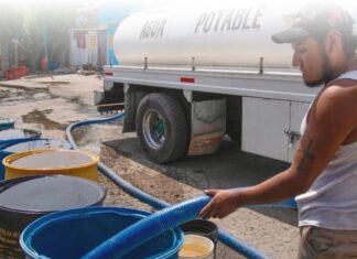El derecho al agua y la responsabilidad de sostenerla Familia en colonia popular almacenando agua ante la falta de suministro regular.