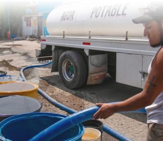El derecho al agua y la responsabilidad de sostenerla Familia en colonia popular almacenando agua ante la falta de suministro regular.
