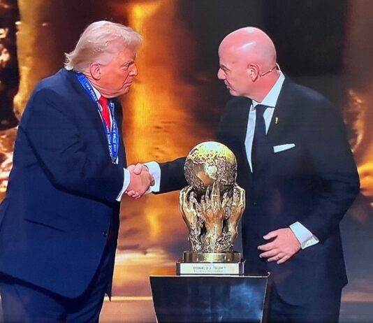 FIFA y el Premio de la Paz a Donald Trump: cuando el fútbol se dobla ante la política Ceremonia del sorteo del Mundial 2026 donde FIFA entrega a Donald Trump un premio por la paz, en medio de críticas por politizar el fútbol.