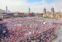 La versión de que la izquierda está “en caída libre” no aparece ni en las cifras ni en la calle Concentración masiva de personas en el Zócalo de la Ciudad de México durante un acto político, vista panorámica de la plaza llena.