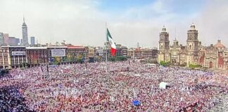 La versión de que la izquierda está “en caída libre” no aparece ni en las cifras ni en la calle Concentración masiva de personas en el Zócalo de la Ciudad de México durante un acto político, vista panorámica de la plaza llena.