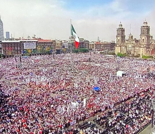 La versión de que la izquierda está “en caída libre” no aparece ni en las cifras ni en la calle Concentración masiva de personas en el Zócalo de la Ciudad de México durante un acto político, vista panorámica de la plaza llena.
