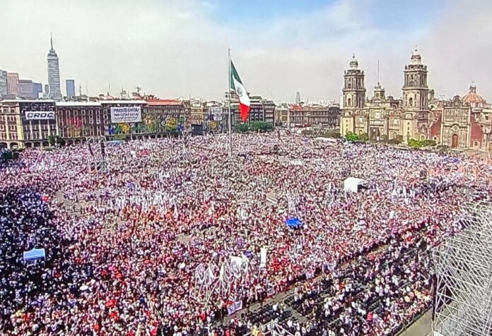 Falsa caída libre de la izquierda Concentración masiva de personas en el Zócalo de la Ciudad de México durante un acto político, vista panorámica de la plaza llena.