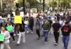 La nueva marcha de la Generación Z que no fue Marcha con poca asistencia avanzando por Paseo de la Reforma en la Ciudad de México, con grupos dispersos de manifestantes y amplio espacio vacío alrededor.