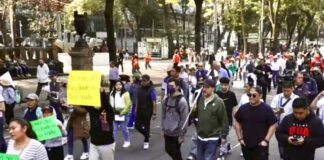 La nueva marcha de la Generación Z que no fue Marcha con poca asistencia avanzando por Paseo de la Reforma en la Ciudad de México, con grupos dispersos de manifestantes y amplio espacio vacío alrededor.