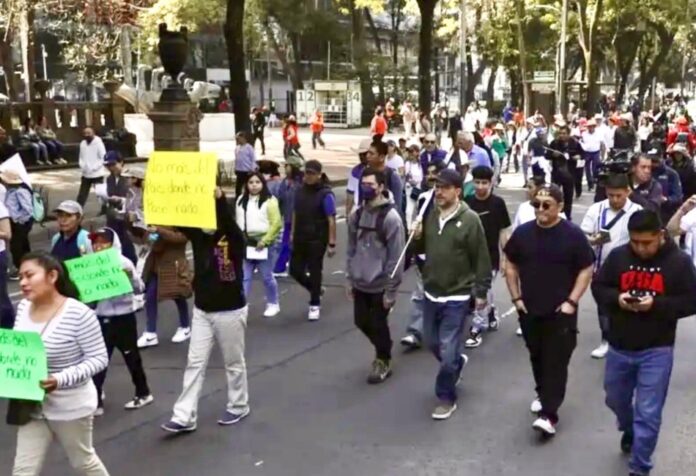 Marcha con poca asistencia avanzando por Paseo de la Reforma en la Ciudad de México, con grupos dispersos de manifestantes y amplio espacio vacío alrededor.
