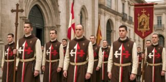 Heraldos del Evangelio: la batalla interna que revela las fracturas del catolicismo contemporáneo Integrantes de los Heraldos del Evangelio en procesión solemne, con túnicas medievales y estandartes religiosos.