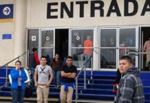 Actúan frente a la evidencia: el Estado sanciona la corrupción que lastima a nuestros paisanos Cruce fronterizo mexicano con señalización oficial del Instituto Nacional de Migración, representando el debate sobre corrupción, rendición de cuentas y respuesta institucional.