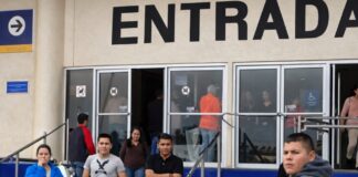 Actúan frente a la evidencia: el Estado sanciona la corrupción que lastima a nuestros paisanos Cruce fronterizo mexicano con señalización oficial del Instituto Nacional de Migración, representando el debate sobre corrupción, rendición de cuentas y respuesta institucional.