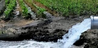 Por qué es justa y urgente una Ley de Aguas que ponga fin a la mercantilización del recurso Vista de infraestructura hídrica en México con depósitos de agua y zonas agrícolas, representando la administración estatal del recurso.