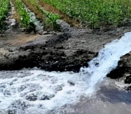 Por qué es justa y urgente una Ley de Aguas que ponga fin a la mercantilización del recurso Vista de infraestructura hídrica en México con depósitos de agua y zonas agrícolas, representando la administración estatal del recurso.