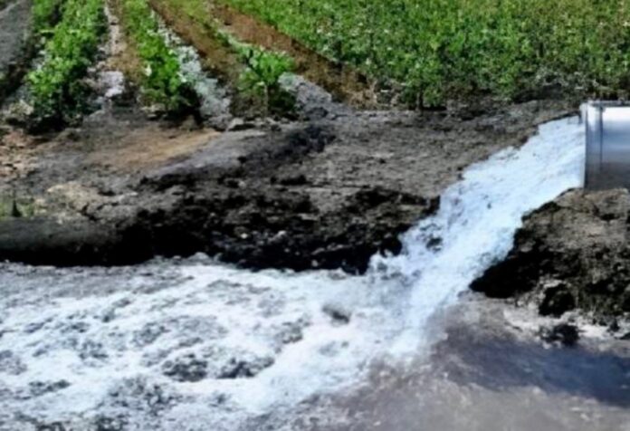 Ley de aguas Vista de infraestructura hídrica en México con depósitos de agua y zonas agrícolas, representando la administración estatal del recurso.