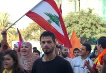 Líbano: un país atrapado en la crisis de Oriente Medio Calle de una localidad del sur de Líbano con presencia de banderas y símbolos políticos, en un entorno civil.