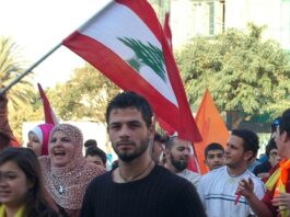 Líbano: un país atrapado en la crisis de Oriente Medio Calle de una localidad del sur de Líbano con presencia de banderas y símbolos políticos, en un entorno civil.