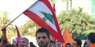 Líbano: un país atrapado en la crisis de Oriente Medio Calle de una localidad del sur de Líbano con presencia de banderas y símbolos políticos, en un entorno civil.