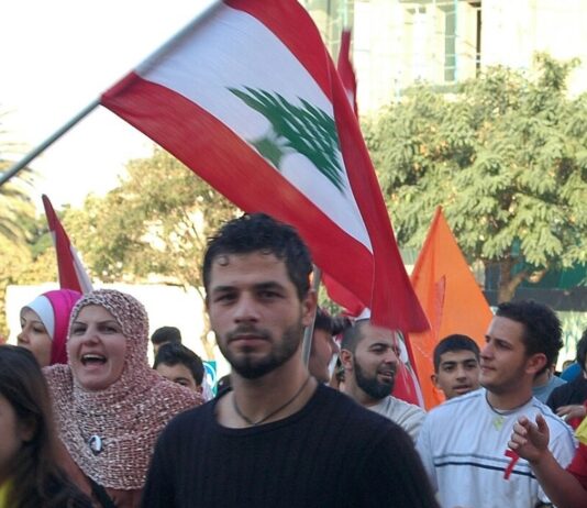 Líbano: un país atrapado en la crisis de Oriente Medio Calle de una localidad del sur de Líbano con presencia de banderas y símbolos políticos, en un entorno civil.