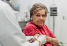 Virus Sincitial Respiratorio: una amenaza silenciosa. México se prepara para obtener y administrar la vacuna Hospital público durante temporada invernal, con personal médico atendiendo a pacientes con enfermedades respiratorias, en contexto de prevención y salud pública en México.