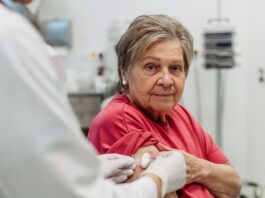 Virus Sincitial Respiratorio: una amenaza silenciosa. México se prepara para obtener y administrar la vacuna Hospital público durante temporada invernal, con personal médico atendiendo a pacientes con enfermedades respiratorias, en contexto de prevención y salud pública en México.
