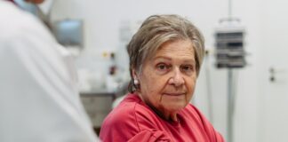 Virus Sincitial Respiratorio: una amenaza silenciosa. México se prepara para obtener y administrar la vacuna Hospital público durante temporada invernal, con personal médico atendiendo a pacientes con enfermedades respiratorias, en contexto de prevención y salud pública en México.