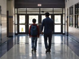 El caso Allan Sanint Maximin, quien decide salir del país para proteger a su hijo de la discriminación Padre y hijo caminan de espaldas por un pasillo escolar hacia la salida, como símbolo de protección frente a la discriminación.