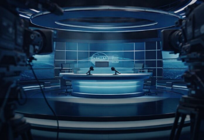Set de televisión para noticiero, sin presentadores, con micrófonos y cámaras encendidas, que sugiere discurso mediático sin representación social.