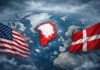 Groenlandia en la mira: por qué Trump amenaza a Europa Mapa del Ártico visto desde arriba, con Groenlandia resaltada en rojo al centro y las banderas de Estados Unidos y Dinamarca a los lados, en un ambiente frío y nublado que sugiere tensión política.