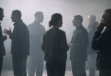 Iglesias ante la invasión a Venezuela: unas aplaudieron, otras callaron y algunas denunciaron Personas desenfocadas conversando en un espacio cerrado, con ambiente sobrio y tonos neutros, que sugieren diversidad de opiniones y reflexión colectiva.