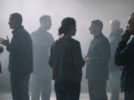 Iglesias ante la invasión a Venezuela: unas aplaudieron, otras callaron y algunas denunciaron Personas desenfocadas conversando en un espacio cerrado, con ambiente sobrio y tonos neutros, que sugieren diversidad de opiniones y reflexión colectiva.