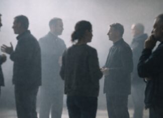 Iglesias ante la invasión a Venezuela: unas aplaudieron, otras callaron y algunas denunciaron Personas desenfocadas conversando en un espacio cerrado, con ambiente sobrio y tonos neutros, que sugieren diversidad de opiniones y reflexión colectiva.