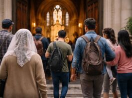 León XIV y la Iglesia después de Francisco: decidir sin romper Grupo diverso de personas entrando a una iglesia: una mujer mayor con mantilla, jóvenes con mochilas y una familia, vistos de espaldas frente al altar iluminado.