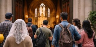León XIV y la Iglesia después de Francisco: decidir sin romper Grupo diverso de personas entrando a una iglesia: una mujer mayor con mantilla, jóvenes con mochilas y una familia, vistos de espaldas frente al altar iluminado.