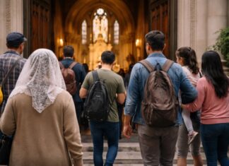 León XIV y la Iglesia después de Francisco: decidir sin romper Grupo diverso de personas entrando a una iglesia: una mujer mayor con mantilla, jóvenes con mochilas y una familia, vistos de espaldas frente al altar iluminado.